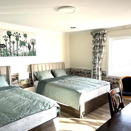Master Bedroom With Two Queen Sized Bed 리치먼드 외부 사진